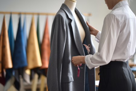 couturier-examine-manteau-atlier-tissus