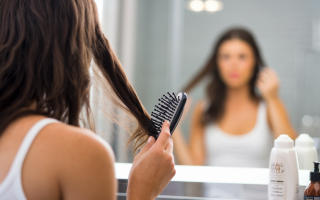 femme-miroir-salle-bain-cheveux