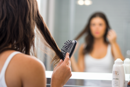 femme-miroir-salle-bain-cheveux