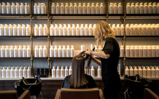 salon-coiffure-elegant-coiffeuse-client