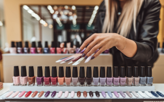 salon-manucure-nuancier-vernis-table