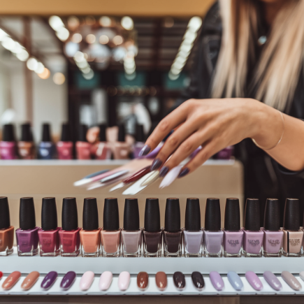 salon-manucure-nuancier-vernis-table