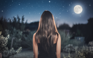 femme-cheveux-longs-nuit-etoilee