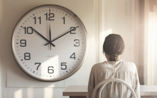 interieur-maison-horloge-personne-table