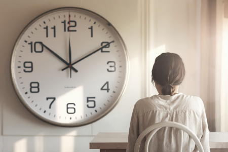 interieur-maison-horloge-personne-table