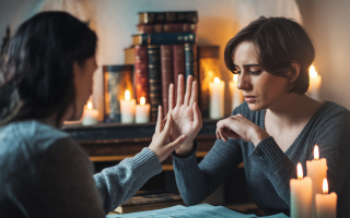 main-floue-livre-bougie-ambiance-mystique