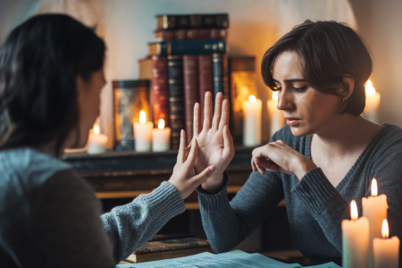 main-floue-livre-bougie-ambiance-mystique