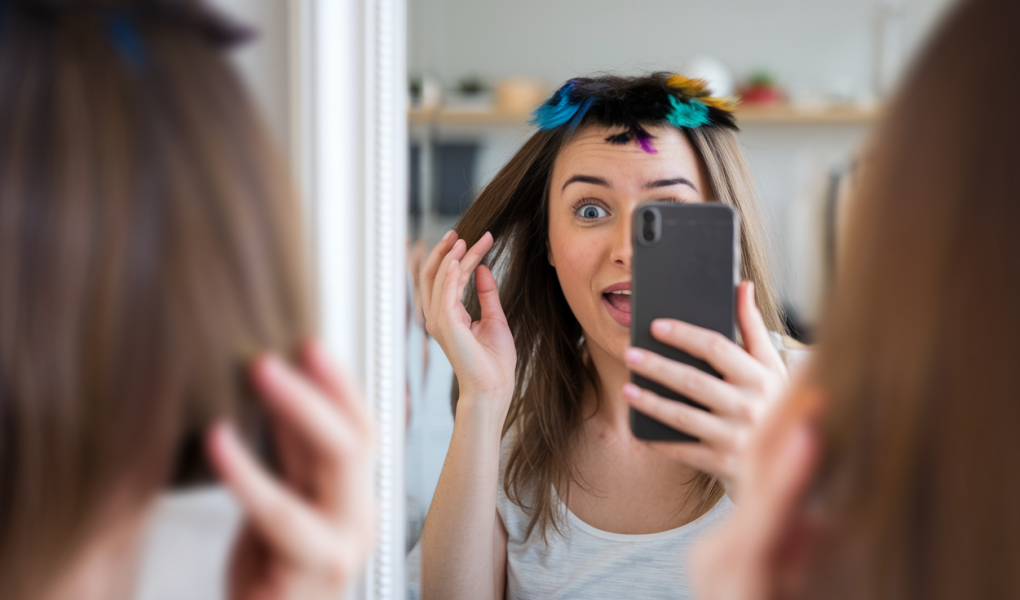 femme-smartphone-miroir-cheveux-couleurs