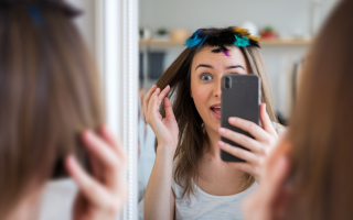 femme-smartphone-miroir-cheveux-couleurs