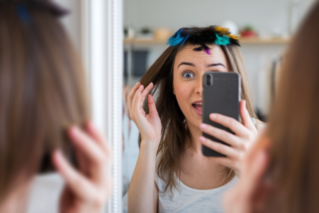 femme-smartphone-miroir-cheveux-couleurs