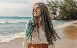 femme-cheveux-ondules-ocean-plage