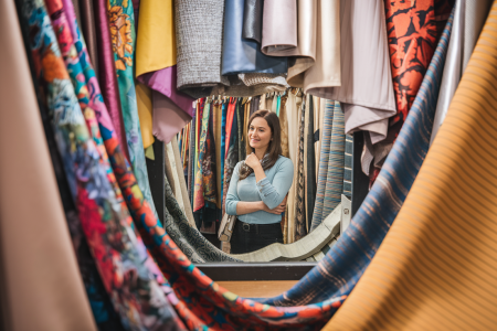 femme-miroir-echantillons-tissus-couleurs