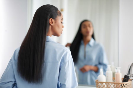 femme-cheveux-longs-bain-lumineux