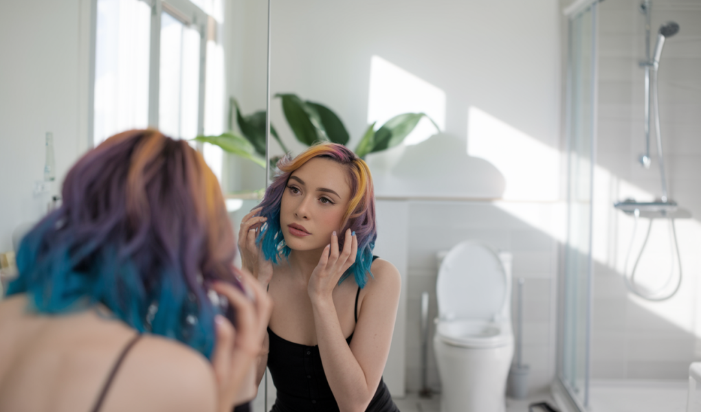 femme-miroir-cheveux-interieur-plantes