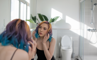 femme-miroir-cheveux-interieur-plantes