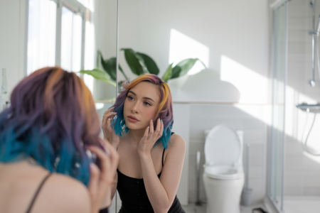 femme-miroir-cheveux-interieur-plantes