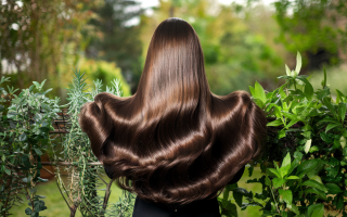 femme-cheveux-longs-jardin-verdoyant