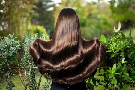 femme-cheveux-longs-jardin-verdoyant