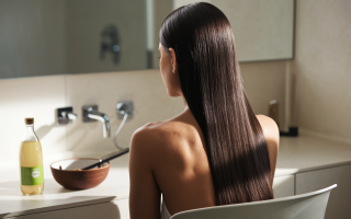 femme-cheveux-longs-bain-moderne