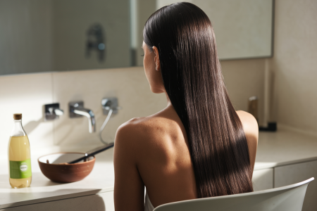 femme-cheveux-longs-bain-moderne