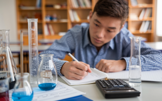 etudiant-notes-cahier-instruments-measure