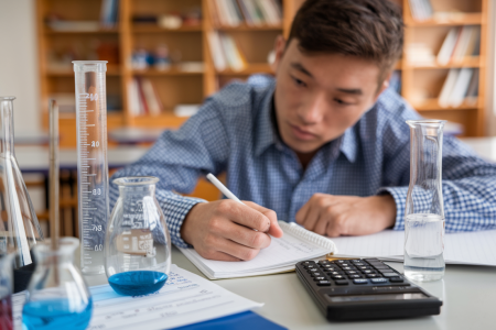 etudiant-notes-cahier-instruments-measure