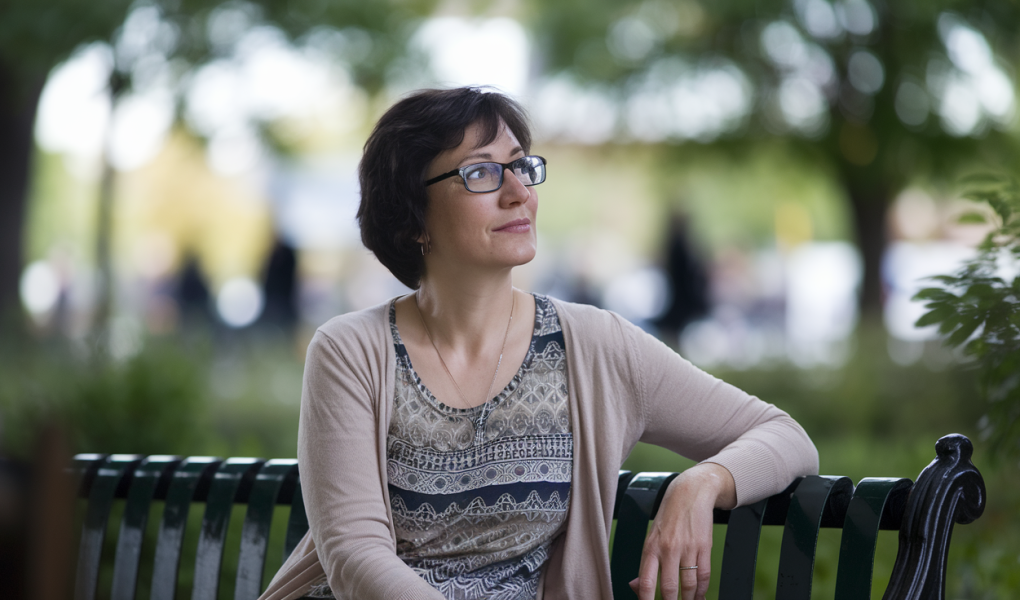 femme-banc-parc-verdure-serenite