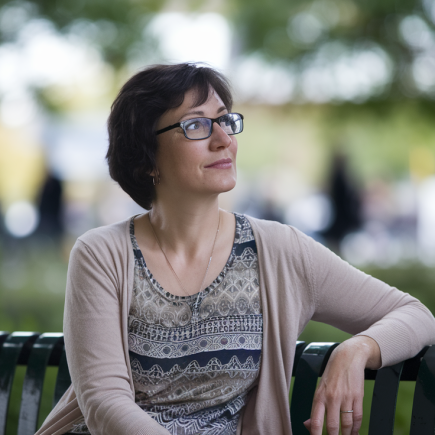 femme-banc-parc-verdure-serenite