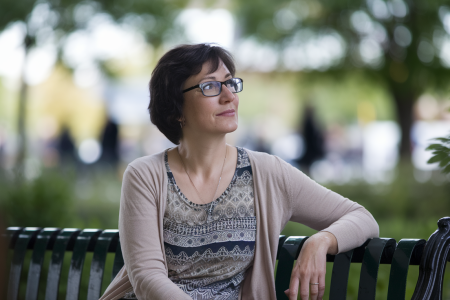 femme-banc-parc-verdure-serenite