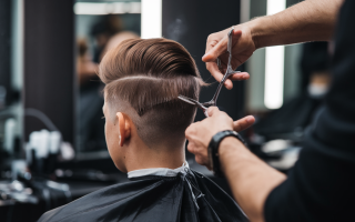 coiffeur-personne-ciseaux-salon-moderne