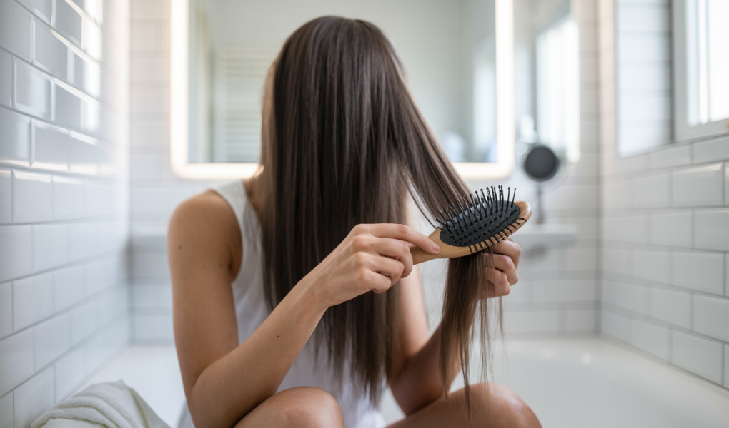 femme-cheveux-longs-brosse-miroir