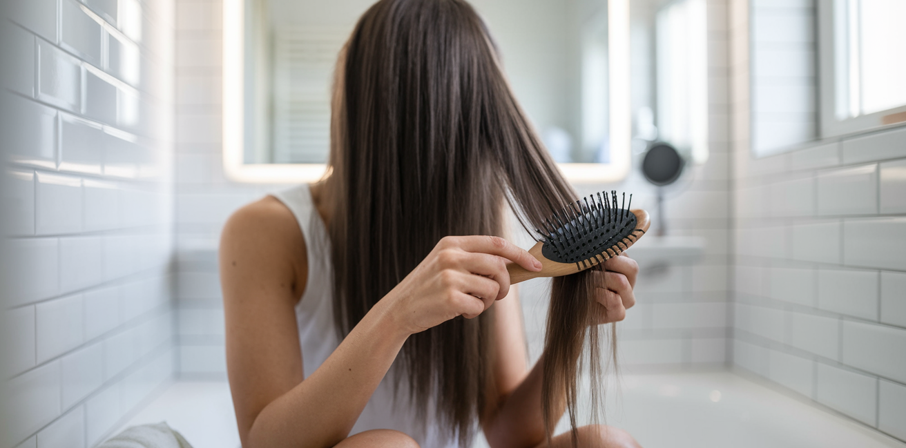 femme-cheveux-longs-brosse-miroir