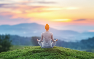 personne-lotus-colline-soleil-levant