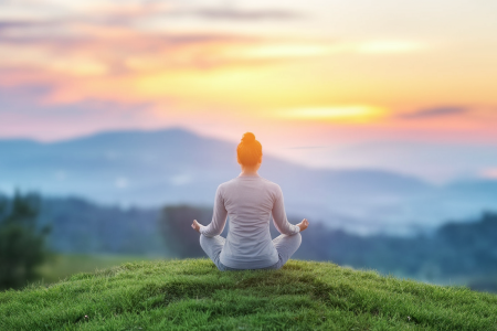 personne-lotus-colline-soleil-levant