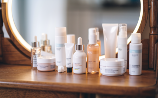 produits-soin-peau-coiffeuse-bois-miroir