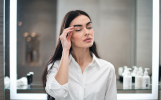 femme-miroir-salle-bain-produits-beaute