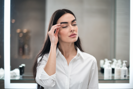 femme-miroir-salle-bain-produits-beaute