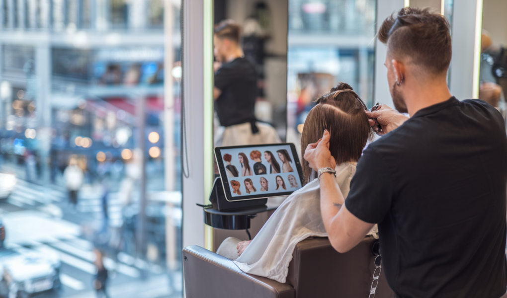 salon-coiffure-moderne-fauteuil-tablette