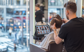 salon-coiffure-moderne-fauteuil-tablette