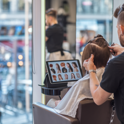 salon-coiffure-moderne-fauteuil-tablette