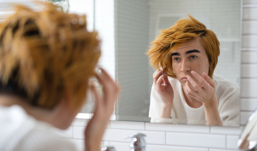 personne-cheveux-colores-salle-bain