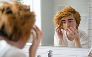 personne-cheveux-colores-salle-bain