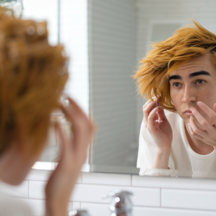 personne-cheveux-colores-salle-bain