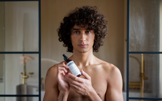 personne-cheveux-boucles-flacon-salle-bain