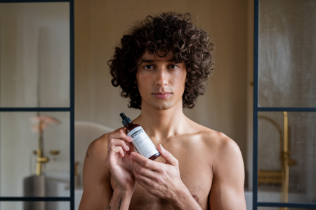 personne-cheveux-boucles-flacon-salle-bain