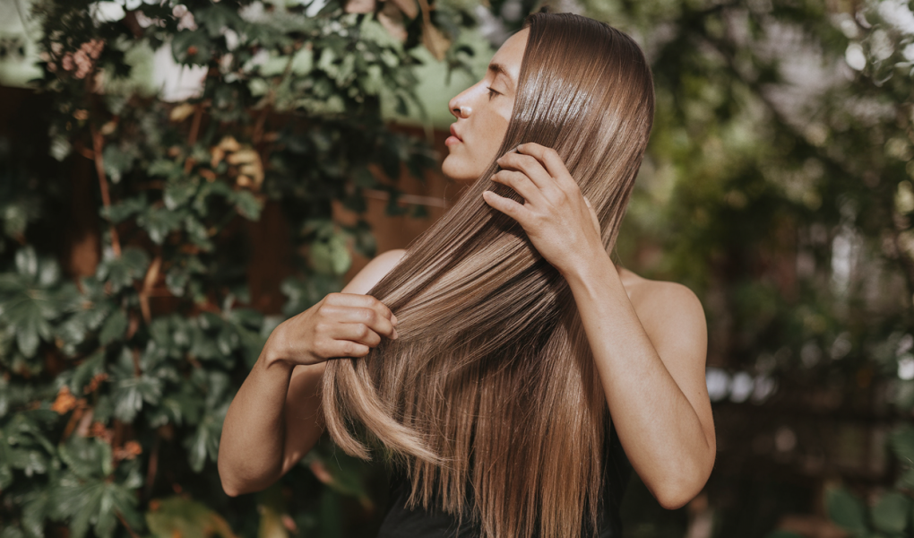 femme-cheveux-longs-jardin-masque-capillaire