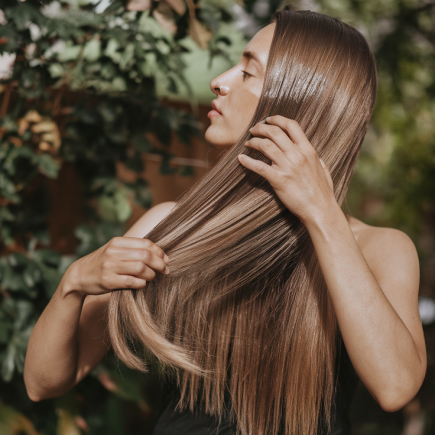 femme-cheveux-longs-jardin-masque-capillaire