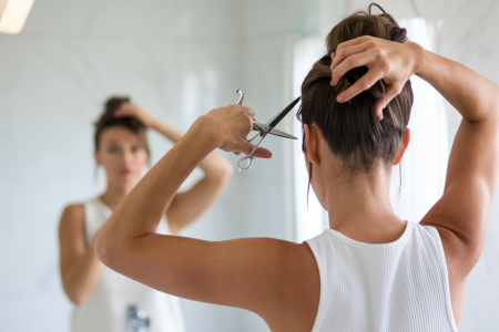 femme-ciseaux-salle-bain-miroir
