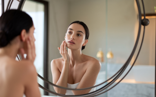 femme-miroir-salle-bain-moderne