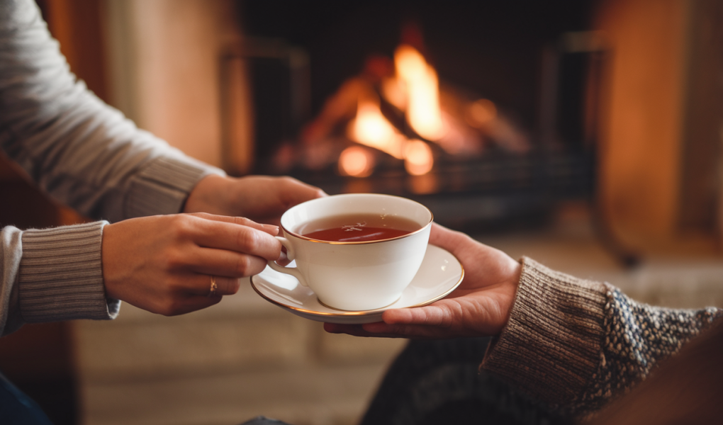 personne-sert-the-interieur-cheminee